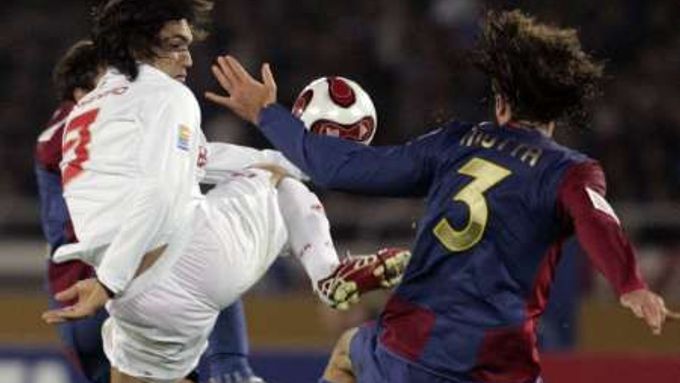 Obránce Barcelony Motta (vpravo) a útočník Internacionalu Fernandao ve finále Mistrovství světa klubů FIFA.