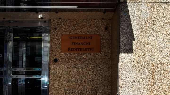 Policie obvinila zaměstnance Generálního finančního ředitelství z korupce