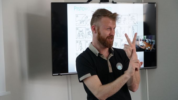 Jan Wirth při výuce znakového jazyka.