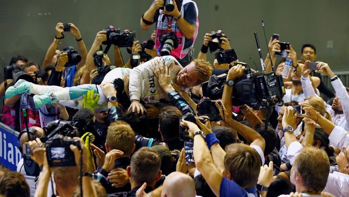 Moc nechybělo a pocity rockové hvězdy si v Singapuru místo Nica Rosberga vychutnával Daniel Ricciardo.