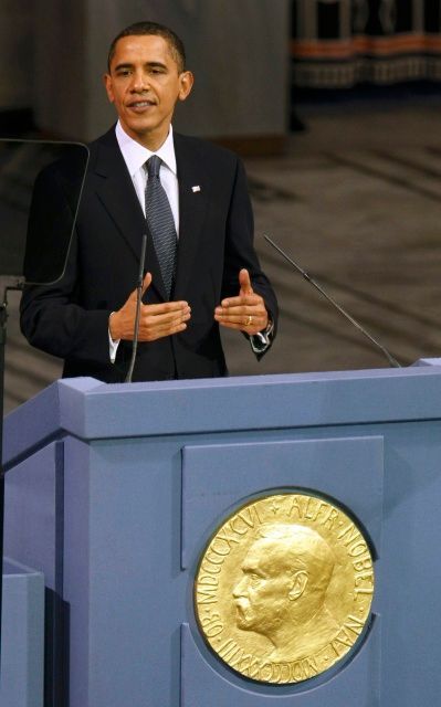 Barack Obama přebírá v Oslu Nobelu cenu za mír