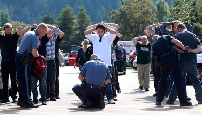 Policisté před školou v Roseburgu prohledávají batohy a evakuují studenty.