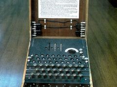 Britové rozluštili německé námořní kódy systému Enigma a rozvědka tak věděla, kam U-864 směřuje.
