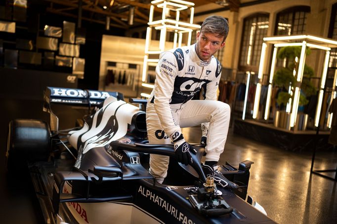 Pierre Gasly při premiéře nového monopostu AlphaTauri AT02 pro sezonu 2021