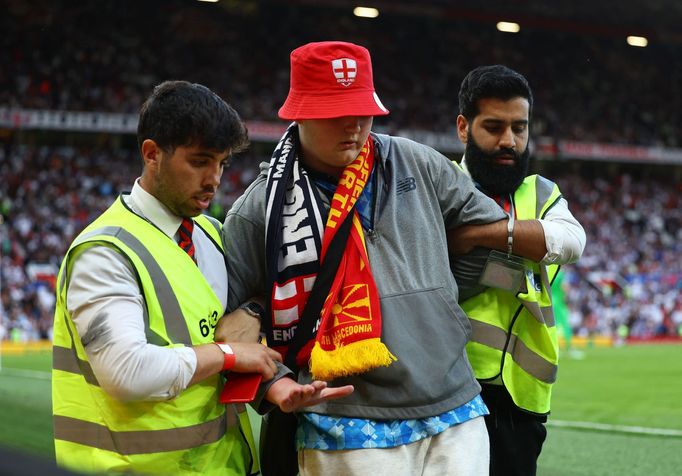 I zápas Anglie se Severní Makedonií narušil na Old Trrafford v Manchesteru výtržník, který vběhl na hřiště