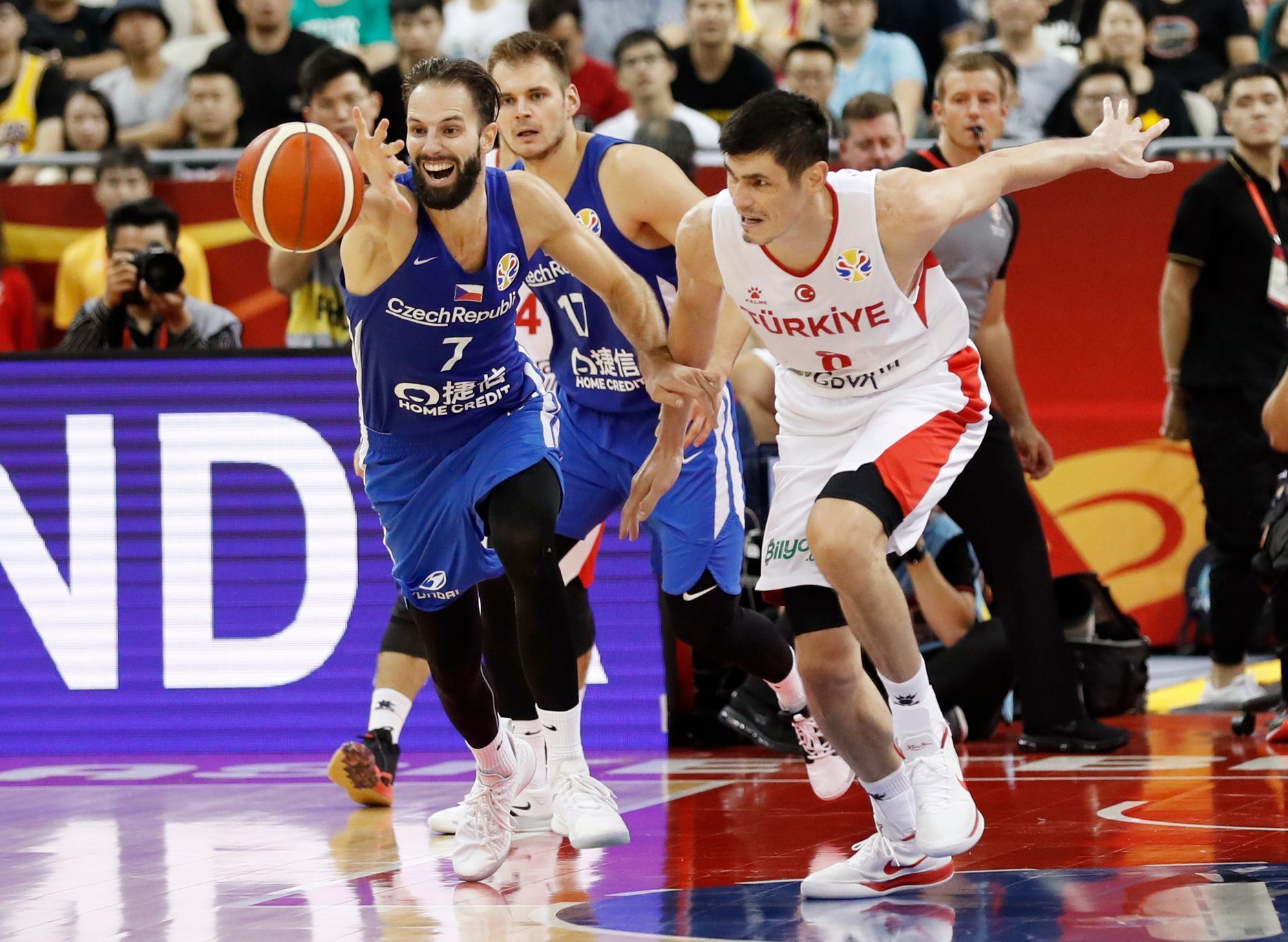 basketbal, MS 2019, Česko - Turecko, Vojtěch Hruban (vlevo) v souboji s Ersanem Ilyasovou