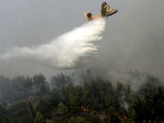 Letadlo hasí požáry na ostrově Peloponés. Česká republika také nabídla své stroje, Řecko však pomoc odmítlo