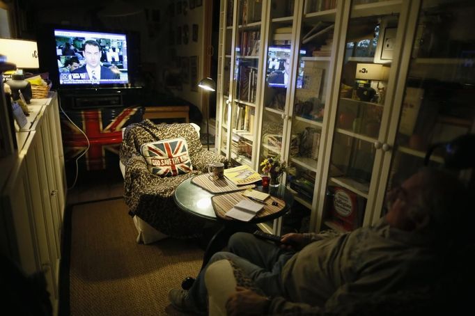 Ted Schorling, 76, watches television in Village Trailer Park in Santa Monica, California, July 12, 2012. Developer Marc Luzzatto wants to relocate residents from the trailer park to make way for nearly 500 residences, office space, stores, cafes and yoga studios, close to where a light rail line is being built to connect downtown Los Angeles to the ocean. Village Trailer Park was built in 1951, and 90 percent of its residents are elderly, disabled or both, according to the Legal Aid Society. Many have lived there for decades in old trailers which they bought. The property is valued at as much as $30 million, according the LA Times. Picture taken July 12, 2012. REUTERS/Lucy Nicholson (UNITED STATES - Tags: POLITICS REAL ESTATE BUSINESS SOCIETY) Published: Čec. 14, 2012, 7:16 dop.