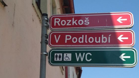 Vtipné vzkazy i varování oživí vzpomínky na léto. Pošlete nám netradiční cedule