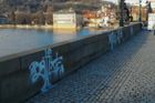 Sprej z Karlova mostu už umyli, ale Praha je i tak ušpiněné, zanedbané město