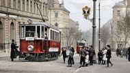 Pražská síť elektrických drah zažívala před osudným létem roku 1914 prudký rozvoj. Koleje vedly na Smíchov i Královské Vinohrady, do Strašnic, Střešovic, Karlína,
Podolí, Vršovic, Košíř, Libně i Nuselského údolí. Tedy do obcí, které nebyly dosud k Praze oficiálně připojené. Na fotografii Ulice U Santošky na pražském Smíchově.