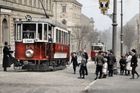 Pražská síť elektrických drah zažívala před osudným létem roku 1914 prudký rozvoj. Koleje vedly na Smíchov i Královské Vinohrady, do Strašnic, Střešovic, Karlína,
Podolí, Vršovic, Košíř, Libně i Nuselského údolí. Tedy do obcí, které nebyly dosud k Praze oficiálně připojené. Na fotografii Ulice U Santošky na pražském Smíchově.