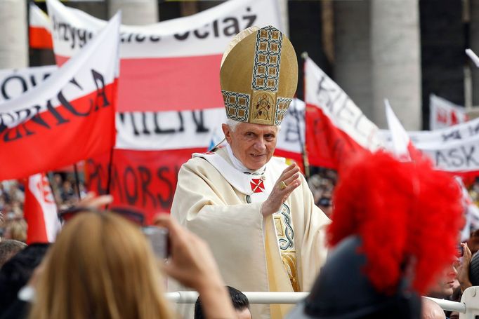 Papež Beneditk XVI. přijíždí na obřad blahopřečení svého předchůdce Jana Pavla II.