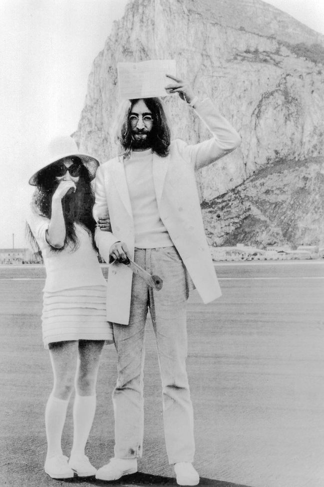 Yoko Ono a John Lennon během jejich svatby na Gibraltaru v roce 1969