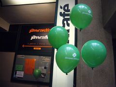 Cestu do volebního štábu Strany zelených v Praze ukazují zelené balonky