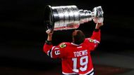 Kapitán Jonathan Toews se Stanley Cupem. Jeho tým se přes léto hodně změnil, přesto patří mezi největší favority letošní sezony.