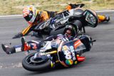 Španělský motocyklový jezdec Pol Espargaro spadl během závodu Moto2 v kvalifikaci ve Velké ceně Itálie 2012.