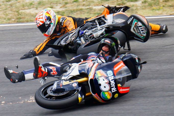 Španělský motocyklový jezdec Pol Espargaro spadl během závodu Moto2 v kvalifikaci ve Velké ceně Itálie 2012.