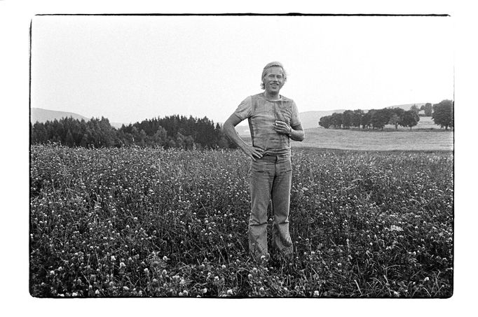 Václav Havel na louce nedaleko Hrádečku objektivem svého přítele a fotografa Bohdana Holomníčka. Rok 1975