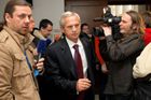 Petr Otava se vyhýbá novinářům při odchodu z jednací síně královehradeckéoho soudu.