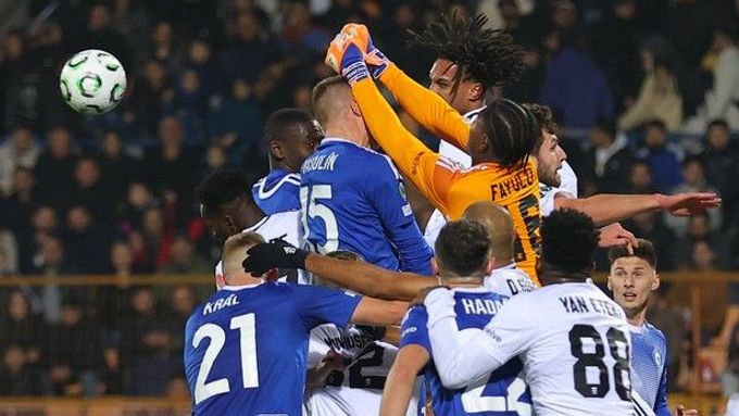 Mela před brankou týmu FC Noah v utkání Konferenční ligy s Olomoucí