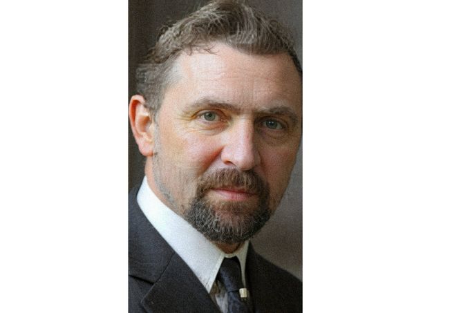 Portrét Rudolfa Jaromíra Pšenky, českého autora a dramatika, který v Chicagu vedl deník Svornost v letech 1909-1939. Kolorováno