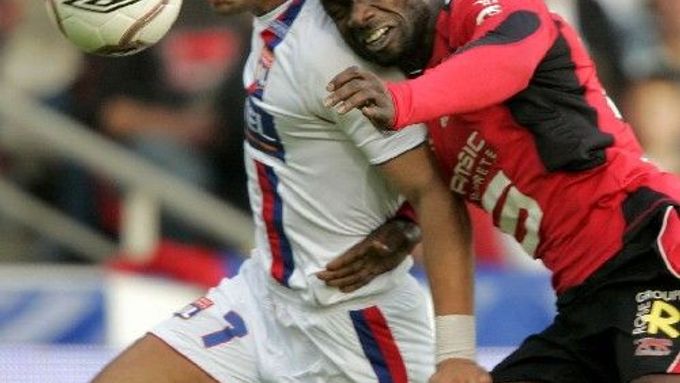 Milan Baroš v dresu Lyonu (vlevo) bojuje o míč s Olivierem Thomertem z Rennes v zápase francouzské ligy.
