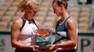 Kateřina Siniaková a Barbora Krejčíková s trofejí pro vítězky čtyřhry na French Open 2021