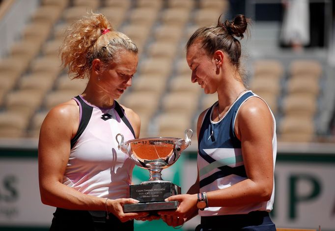 Kateřina Siniaková a Barbora Krejčíková s trofejí pro vítězky čtyřhry na French Open 2021