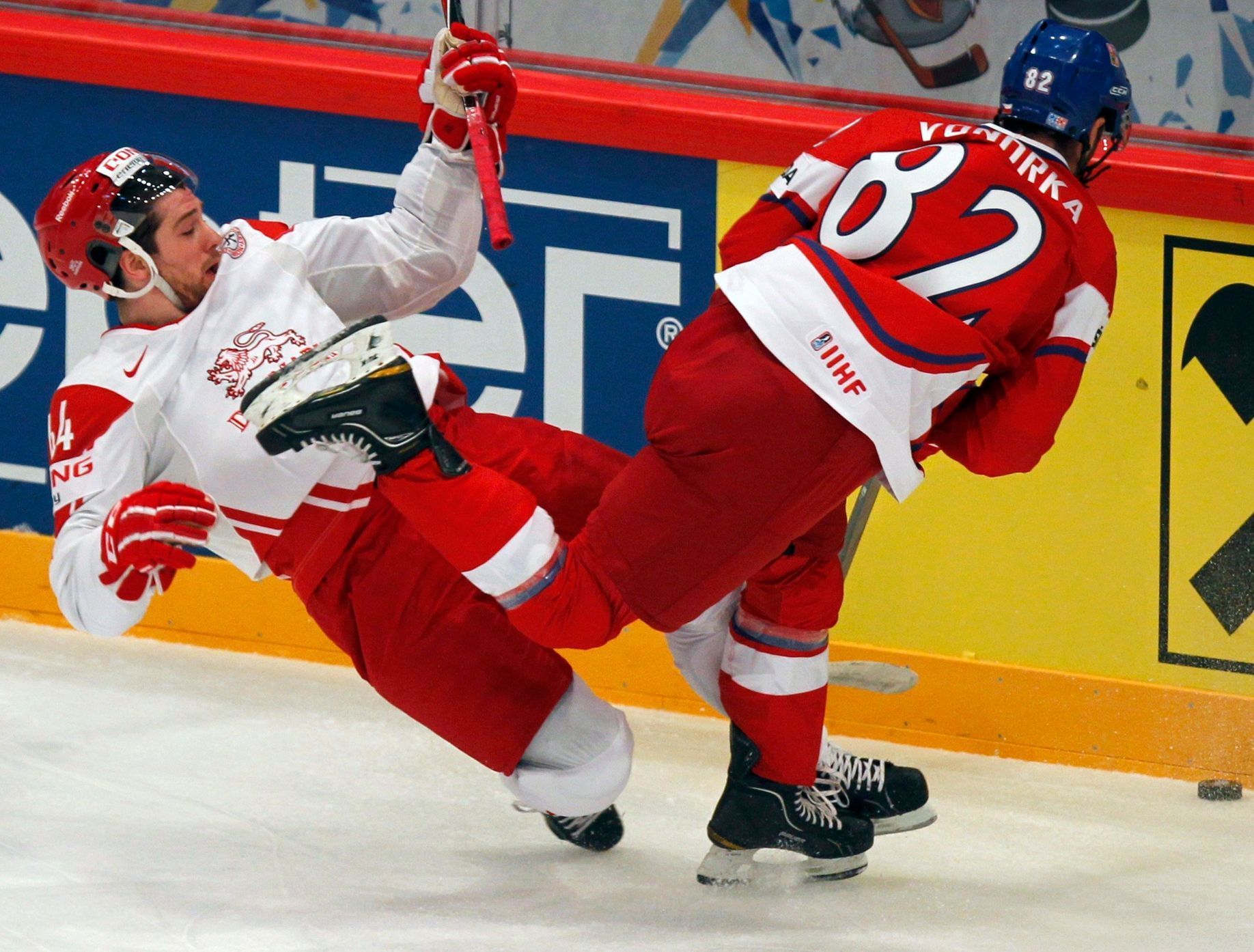 Michal Vondrka a Nichlas Hardt v utkání MS v hokeji 2012 Česko - Dánsko