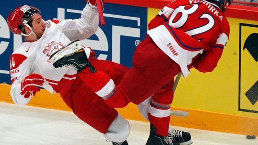 Michal Vondrka a Nichlas Hardt bojují o puk v utkání MS v hokeji 2012 Česko - Dánsko.
