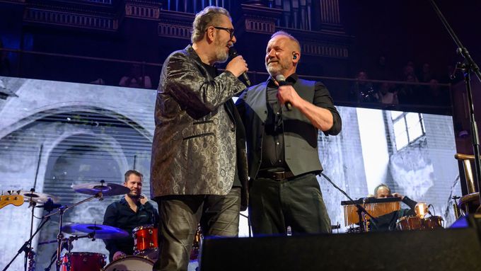 Richard Müller a David Koller koncert zakončili společnou písní Anděl.