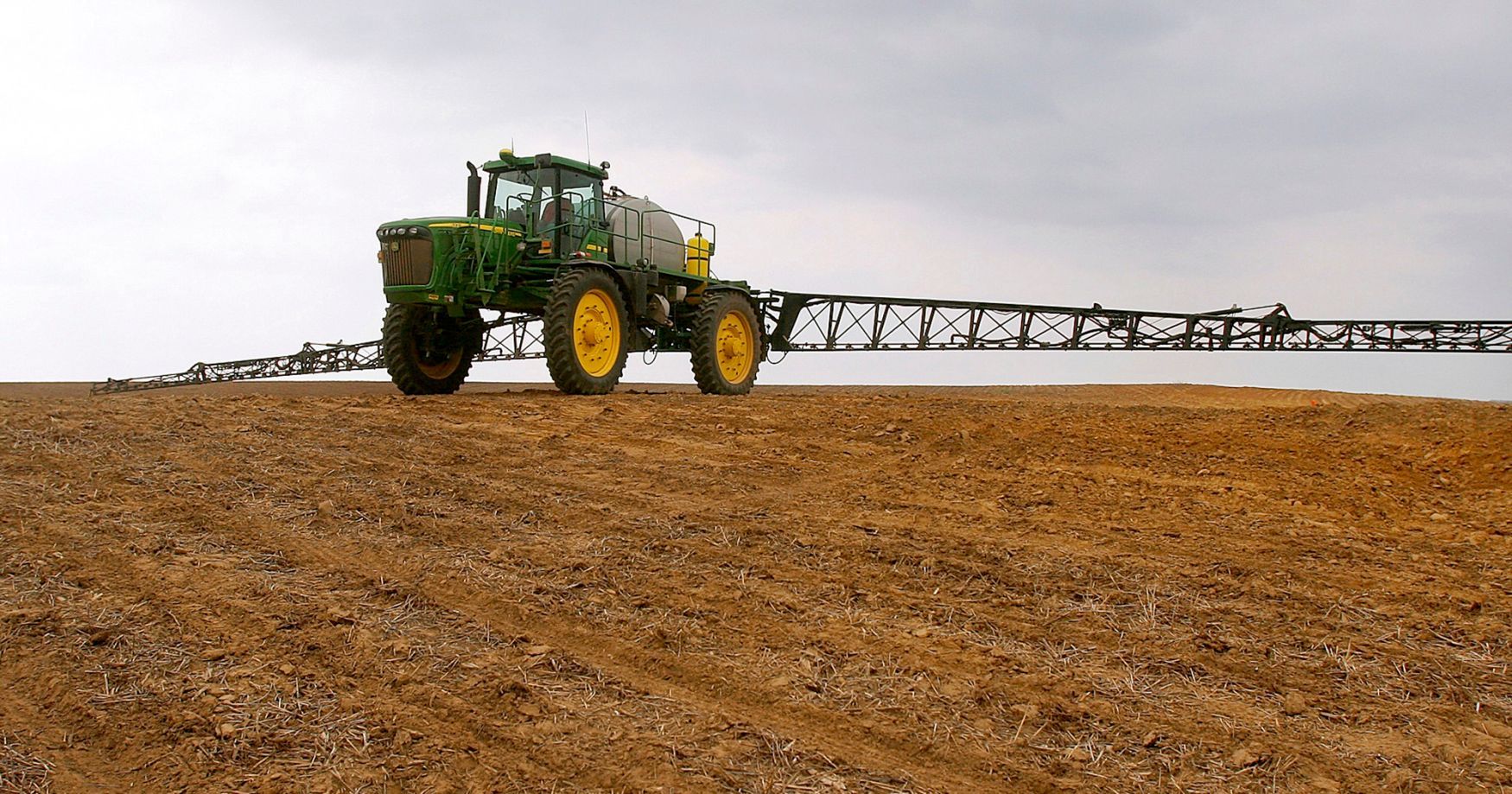 postřik traktor herbicid úroda pole zemědělství