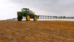 postřik traktor herbicid úroda pole zemědělství
