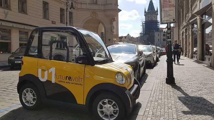 Elektromobil City Spirit můžete nechat na všech pražských parkovacích zónách prvních tří pražských obvodů a klidně může stát i kolmo k chodníku