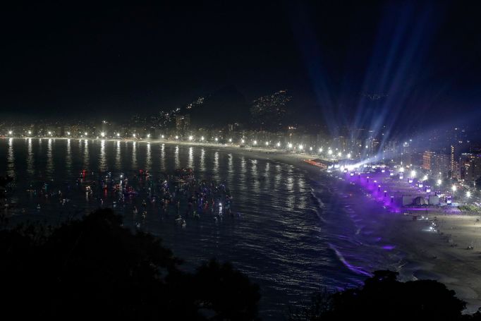 Snímek z vystoupení Madonny na pláži Copacabana.