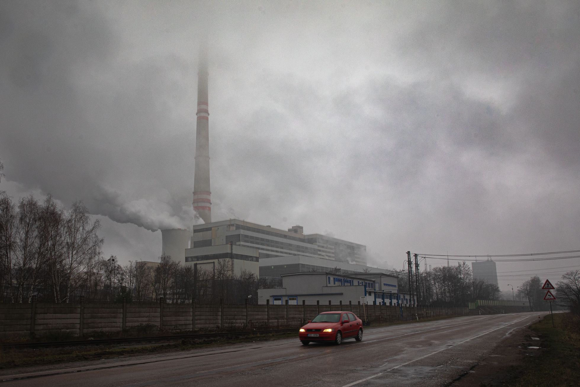 Uhelná elektrárna Chvaletice, Sev.en, Pavel Tykač, energetika, znečištění, smog, ekologie, obec Trnávka