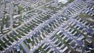 Rows of trailers used as housing for oil workers are seen in this aerial photo in Williston, North Dakota in this picture taken May 17, 2012. The land rush that drove thousands of roughnecks, drillers and leasing agents to North Dakota's oilfields is cooling off, bringing down costs in the country's most expensive major energy basin. Picture taken May 17, 2012. REUTERS/Ben Garvin (UNITED STATES - Tags: ENERGY ENVIRONMENT SOCIETY BUSINESS REAL ESTATE) FOR EDITORIAL USE ONLY. NOT FOR SALE FOR MARKETING OR ADVERTISING CAMPAIGNS. NO ARCHIVES. NO SALES Published: Říj. 3, 2012, 5:29 odp.