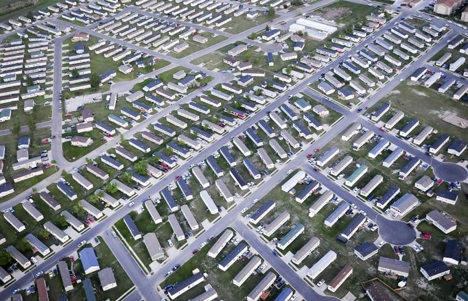 Rows of trailers used as housing for oil workers are seen in this aerial photo in Williston, North Dakota in this picture taken May 17, 2012. The land rush that drove thousands of roughnecks, drillers and leasing agents to North Dakota's oilfields is cooling off, bringing down costs in the country's most expensive major energy basin. Picture taken May 17, 2012. REUTERS/Ben Garvin (UNITED STATES - Tags: ENERGY ENVIRONMENT SOCIETY BUSINESS REAL ESTATE) FOR EDITORIAL USE ONLY. NOT FOR SALE FOR MARKETING OR ADVERTISING CAMPAIGNS. NO ARCHIVES. NO SALES Published: Říj. 3, 2012, 5:29 odp.