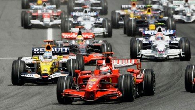 Ferrari slaví double, Kovalainen skončil v nemocnici