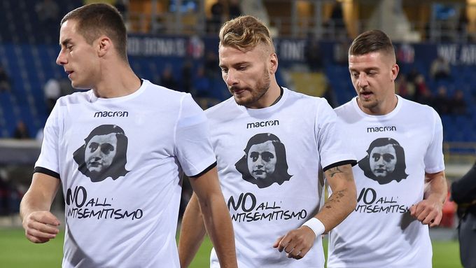 Fotbalisté Lazia nastoupili v tričkách s podobiznou Anny Frankové. Na jejich fanoušky to dojem neudělalo...