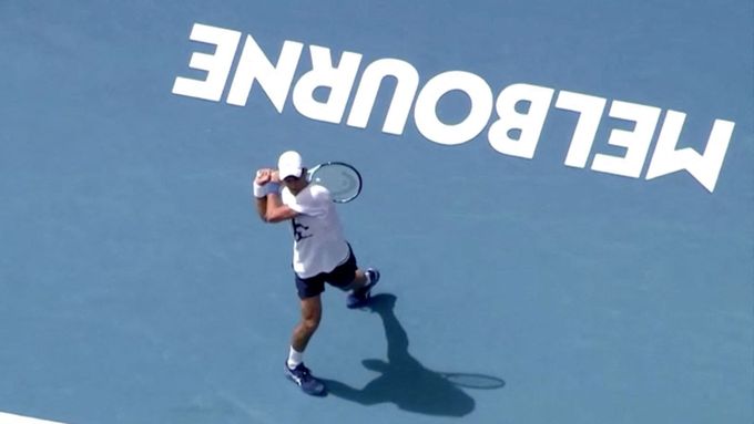 Novak Djokovič při tréninku v Melbourne.