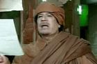 Neodstoupím, zemřu jako mučedník, oznámil Kaddáfí