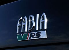 Takto vypadalo logo modelů RS původně, když se objevilo třeba na první sportovní Fabii v roce 2003.