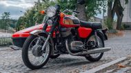 Na vrcholku pyramidy motorek stála Jawa 350/634. V provedení 634-4 vycházela na 10 200 korun a v provedení 634-5 na rovných 11 tisíc korun. Sajdkár na fotce do toho samozřejmě započítán není.