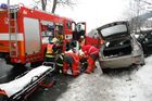 Auto se při předjíždění srazilo s kamionem, jeden mrtvý