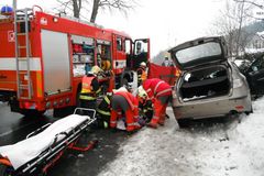 Auto se při předjíždění srazilo s kamionem, jeden mrtvý