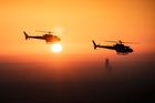 Vrtulníky v záři vycházejícího slunce. Ještě k tomu pustit Jízdu Valkýr a je to snímek jak vystřižený z amerického filmu Apokalypsa.