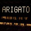 Slavnostní zakončení OH 2020 v Tokiu - nápis "Arigato". tedy "Děkujeme" na světelné tabuli