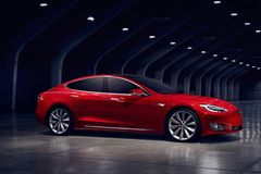 Má lepší zrychlení než supersporty. Vylepšená Tesla S je podle Muska nejdynamičtějším autem světa
